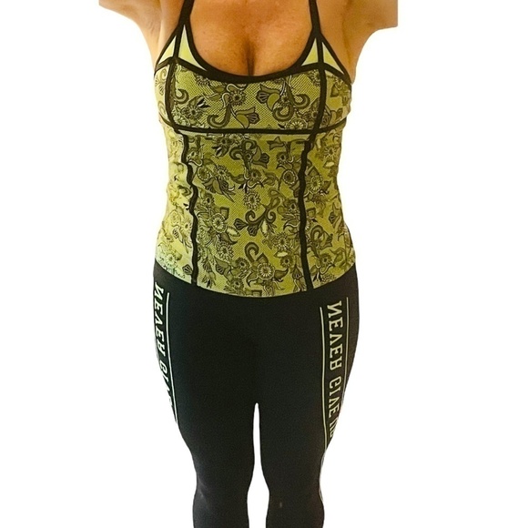 LORNA Jane Exclusive line crop yoga pants - Picture 3 of 6